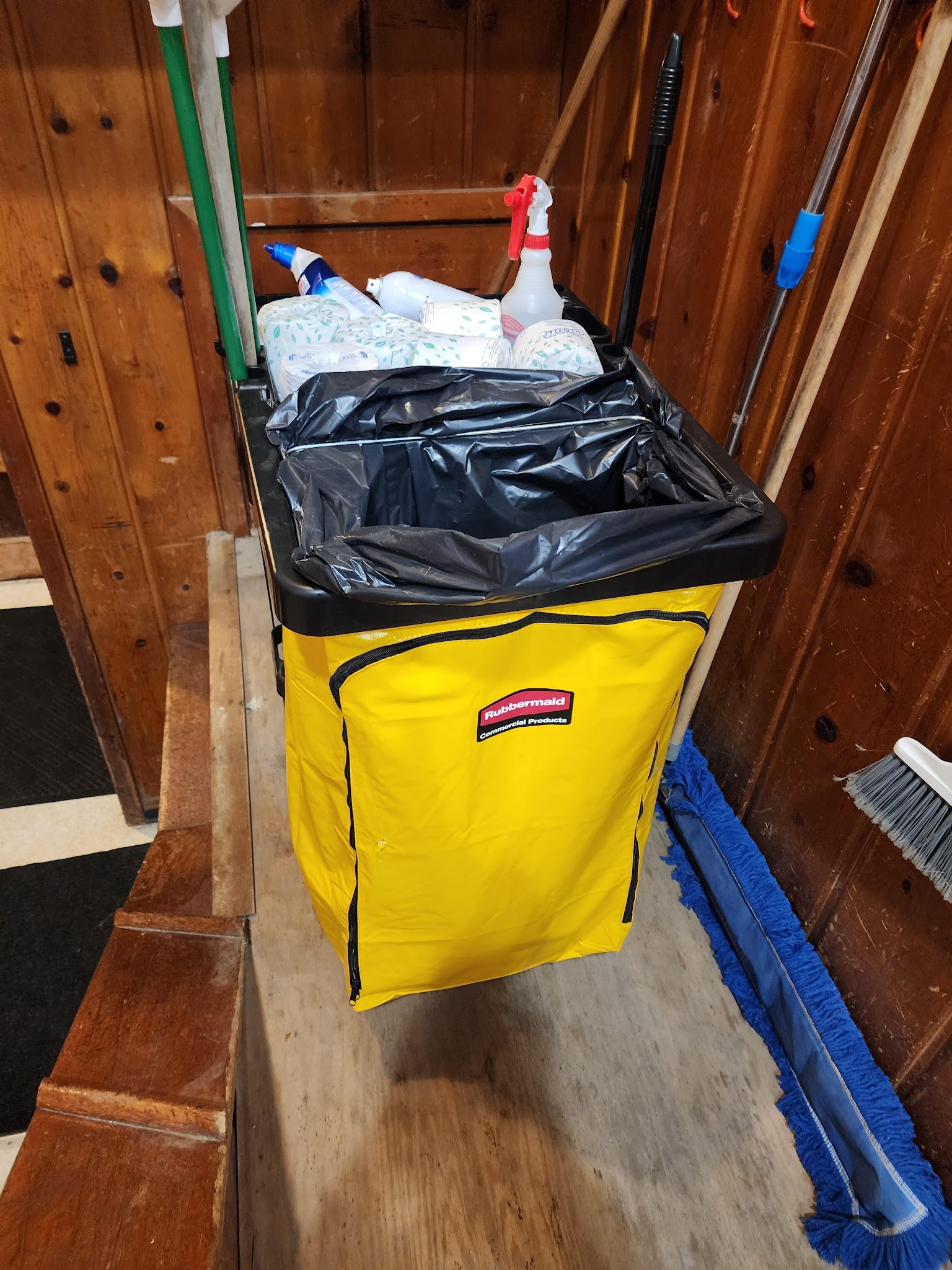 Contract photo 6 showing cleaning cart trash can guidance